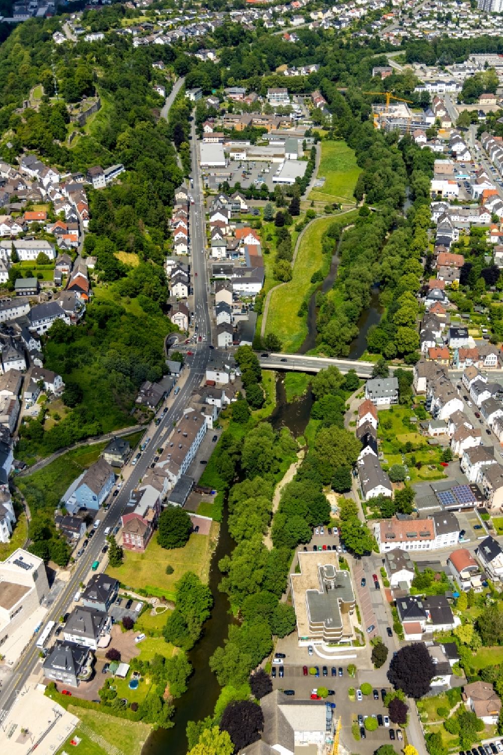 Luftbild Arnsberg - Brückenbauwerk entlang der Henzestraße über die Ruhr in Arnsberg im Bundesland Nordrhein-Westfalen, Deutschland