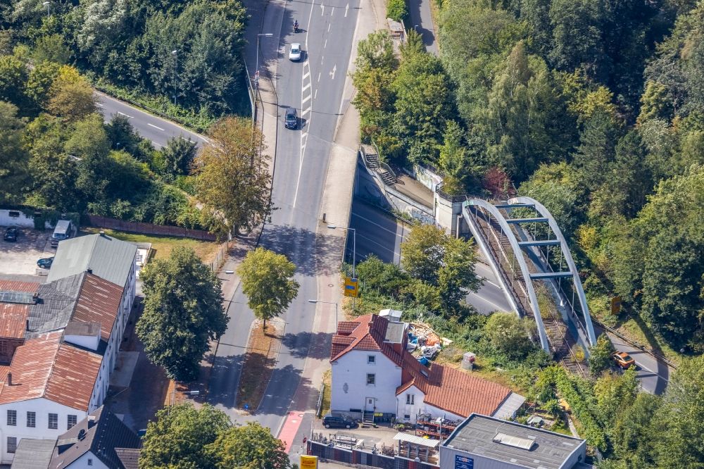 Menden (Sauerland) aus der Vogelperspektive: Brückenbauwerk entlang der Iserlohner Landstraße in Menden (Sauerland) im Bundesland Nordrhein-Westfalen, Deutschland