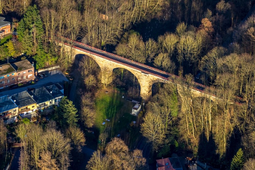 Luftaufnahme Heiligenhaus - Brückenbauwerk entlang des Panorama Radweg im Ortsteil Unterilp in Heiligenhaus im Bundesland Nordrhein-Westfalen, Deutschland