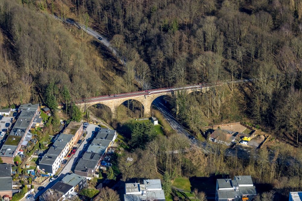Heiligenhaus aus der Vogelperspektive: Brückenbauwerk entlang des Panorama Radweg im Ortsteil Unterilp in Heiligenhaus im Bundesland Nordrhein-Westfalen, Deutschland