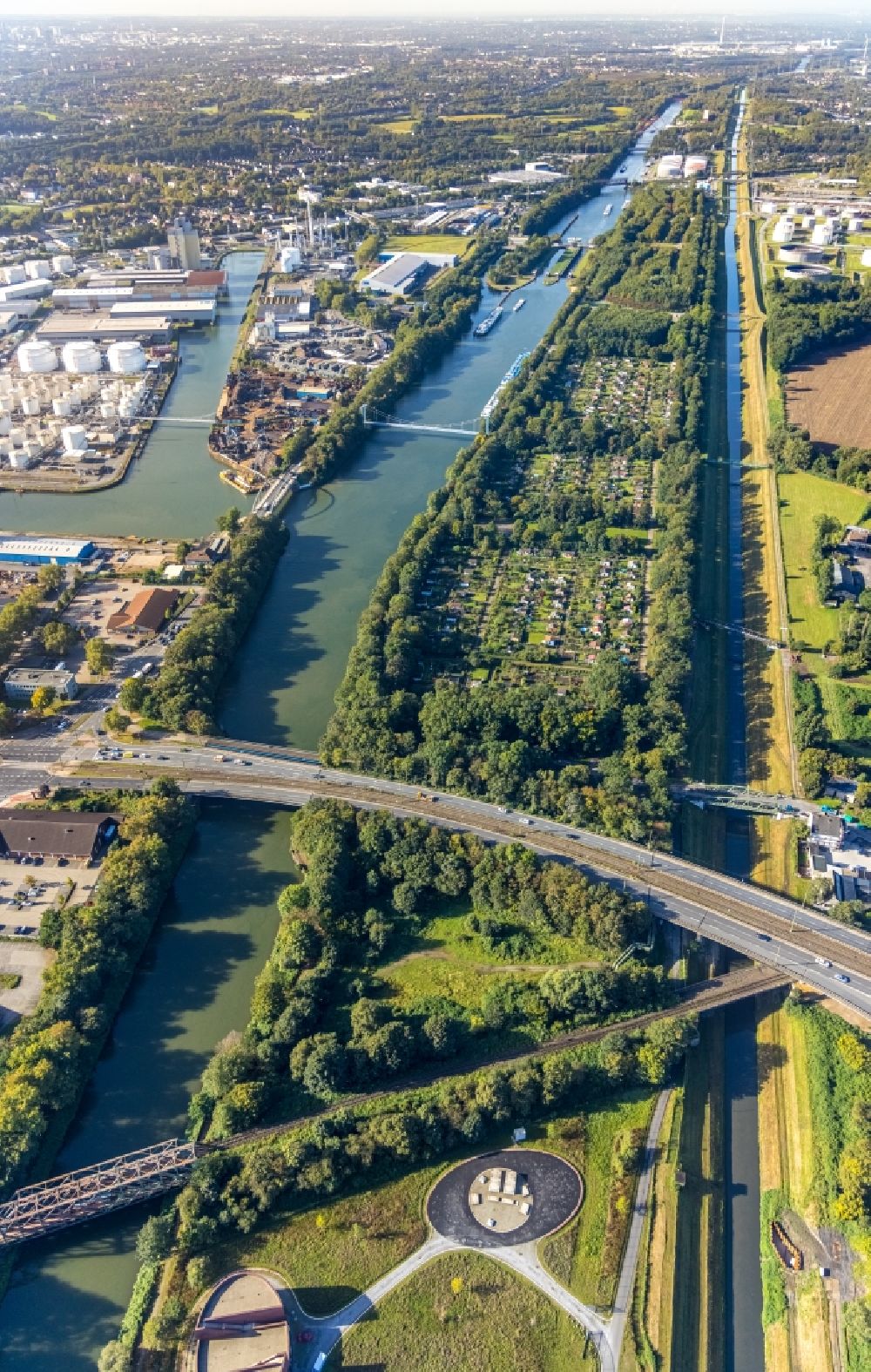 Luftaufnahme Gelsenkirchen - Brückenbauwerk entlang des Rhein-Herne-Kanal in Gelsenkirchen im Bundesland Nordrhein-Westfalen, Deutschland