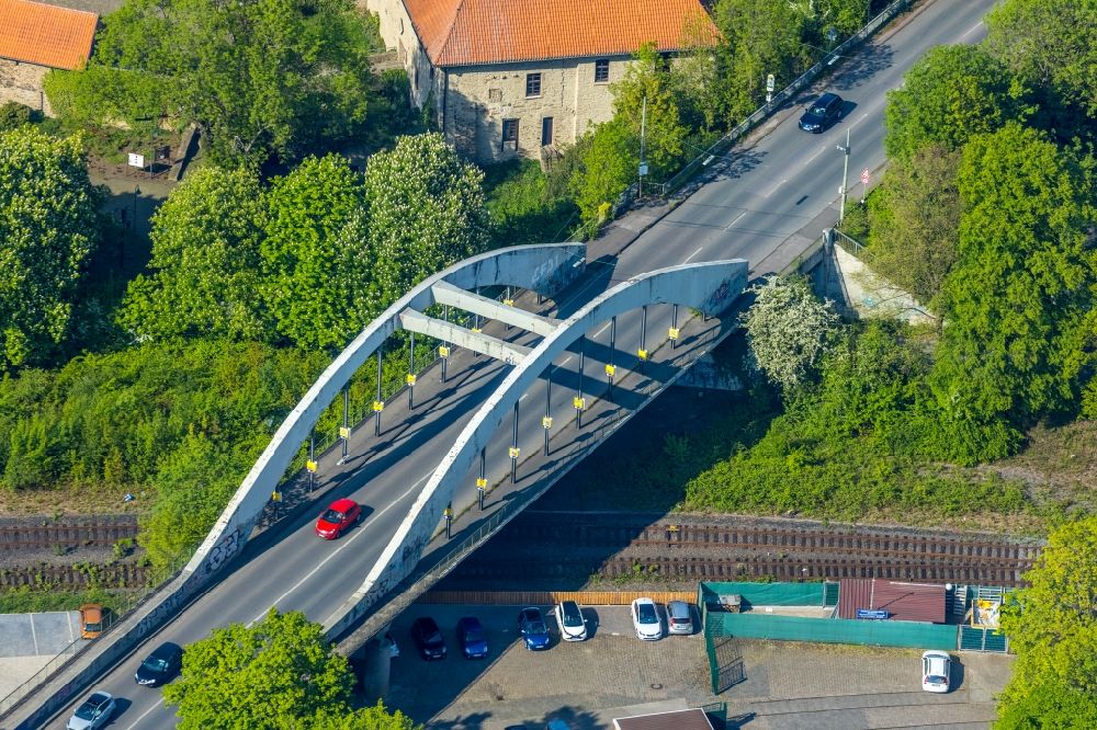 Luftaufnahme Witten - Brückenbauwerk entlang der Spannbetonbrücke Wittener Straße im Ortsteil Herbede in Witten im Bundesland Nordrhein-Westfalen, Deutschland