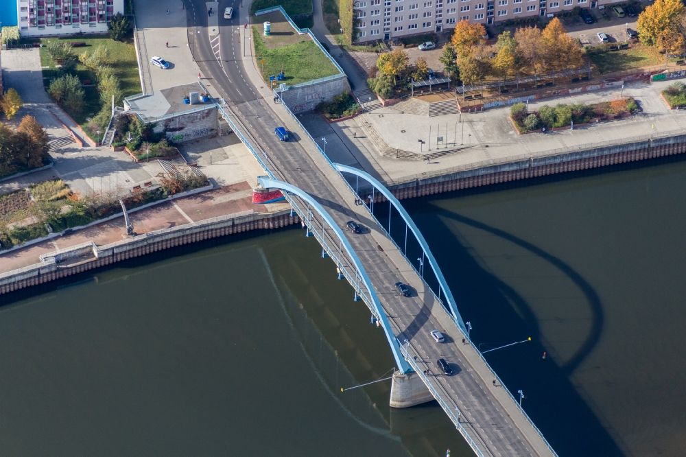 Slubice aus der Vogelperspektive: Brückenbauwerk entlang der B5 zwischen Frankfurt / Oder und Slubice in lubuskie, Polen