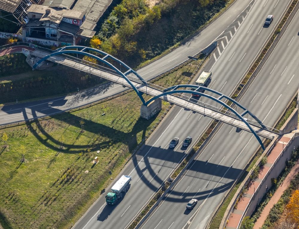 Luftbild Duisburg - Brückenbauwerk der Fahrradbrücke über der Bundesautobahn A59 in Duisburg im Bundesland Nordrhein-Westfalen, Deutschland
