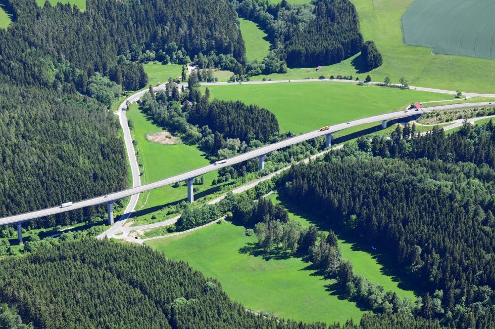 Döggingen von oben - Brückenbauwerk Gauchatalbrücke in Döggingen im Bundesland Baden-Württemberg, Deutschland
