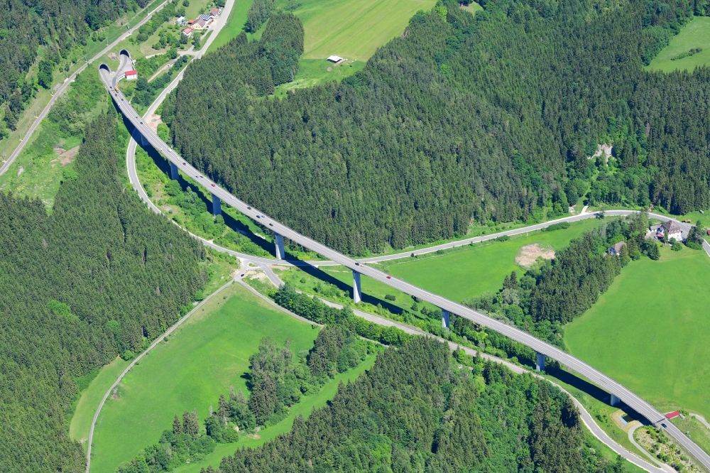 Döggingen aus der Vogelperspektive: Brückenbauwerk Gauchatalbrücke in Döggingen im Bundesland Baden-Württemberg, Deutschland