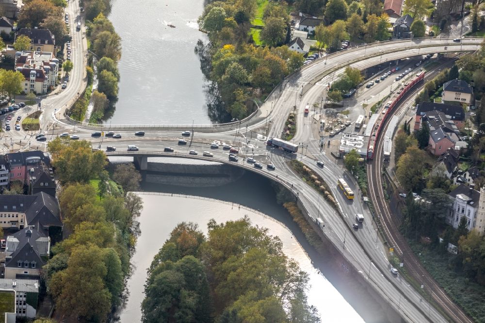Luftaufnahme Essen - Brückenbauwerk der Gustav-Heinemann-Brücke im Ortsteil Werden in Essen im Bundesland Nordrhein-Westfalen, Deutschland