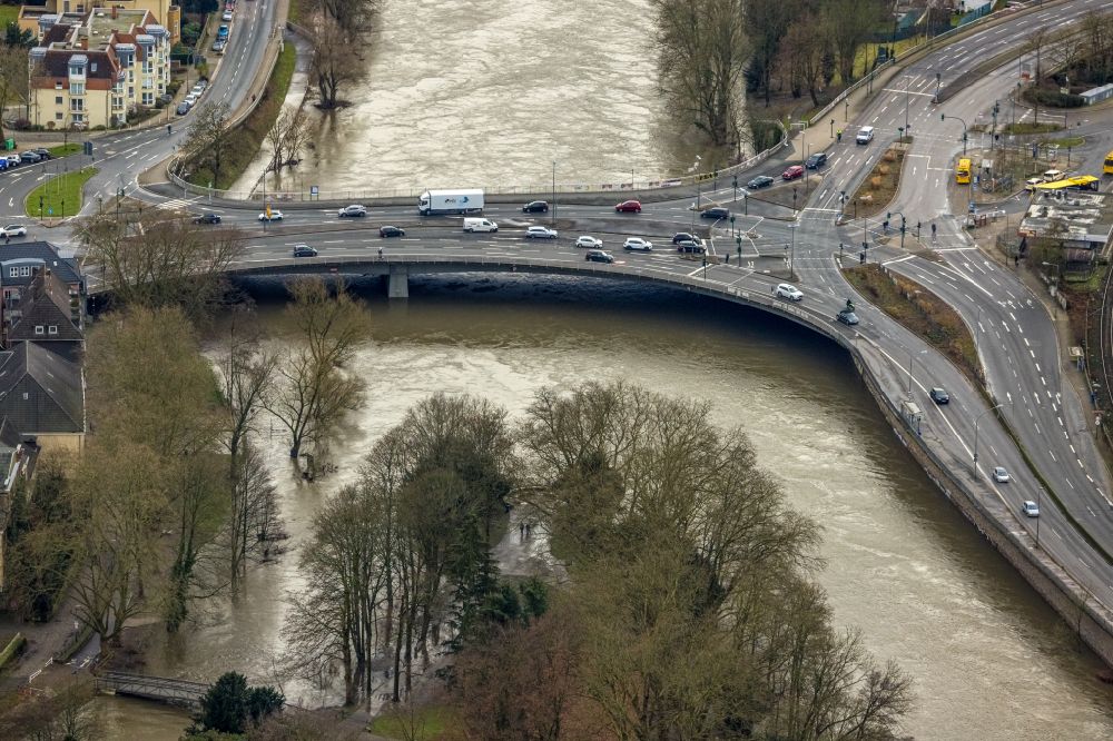 Luftaufnahme Essen - Brückenbauwerk der Gustav-Heinemann-Brücke im Ortsteil Werden in Essen im Bundesland Nordrhein-Westfalen, Deutschland