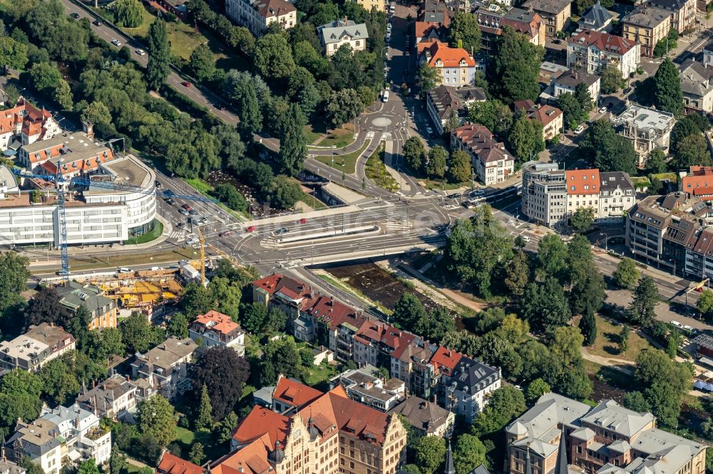 Luftbild Freiburg im Breisgau - Brückenbauwerk Kronenbrücke über die Dreisam in Freiburg im Breisgau im Bundesland Baden-Württemberg, Deutschland