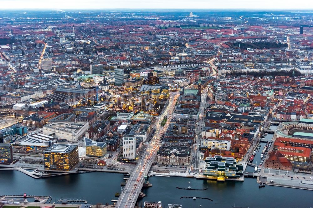 Luftaufnahme Kopenhagen - Brückenbauwerk Langebro am Stadtzentrum in Kopenhagen in Hovedstaden, Dänemark