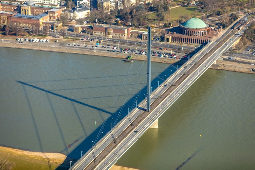 Düsseldorf aus der Vogelperspektive: Brückenbauwerk Oberkasseler Brücke in Düsseldorf im Bundesland Nordrhein-Westfalen, Deutschland