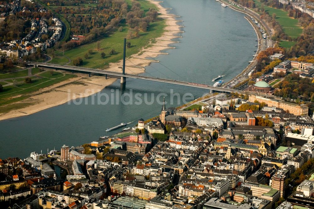 Luftaufnahme Düsseldorf - Brückenbauwerk Oberkasseler Brücke in Düsseldorf im Bundesland Nordrhein-Westfalen, Deutschland