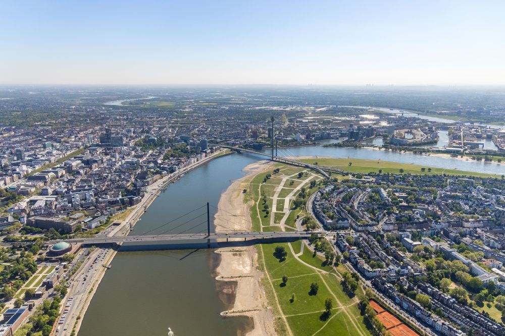 Luftbild Düsseldorf - Brückenbauwerk Oberkasseler Brücke in Düsseldorf im Bundesland Nordrhein-Westfalen, Deutschland