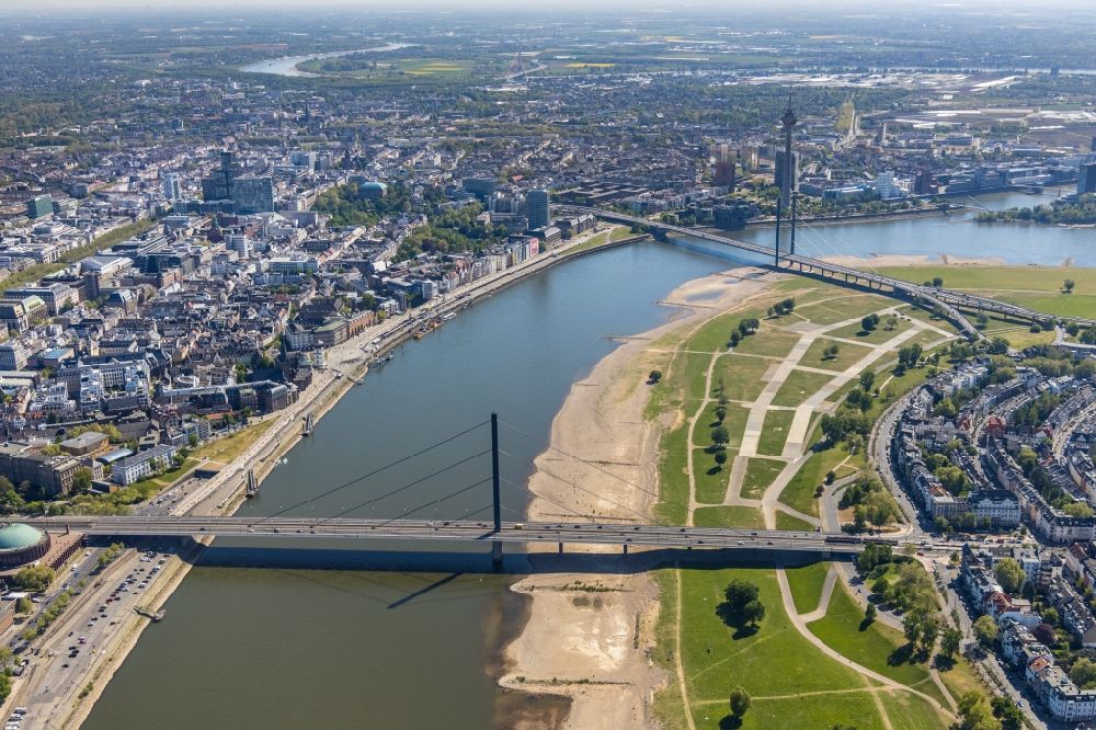 Luftaufnahme Düsseldorf - Brückenbauwerk Oberkasseler Brücke in Düsseldorf im Bundesland Nordrhein-Westfalen, Deutschland