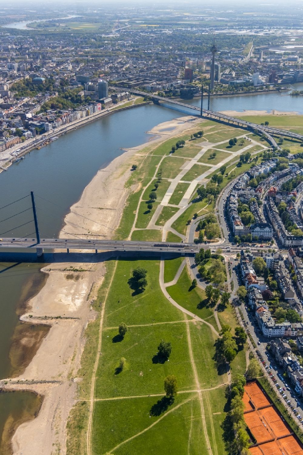 Düsseldorf von oben - Brückenbauwerk Oberkasseler Brücke in Düsseldorf im Bundesland Nordrhein-Westfalen, Deutschland