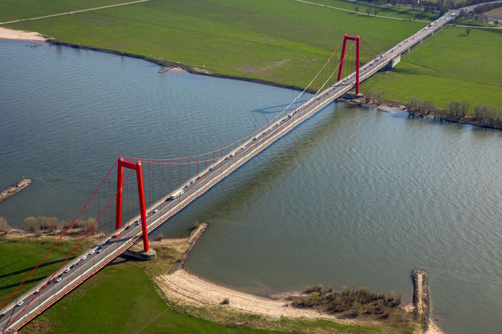 Emmerich am Rhein aus der Vogelperspektive: Brückenbauwerk Rheinbrücke Emmerich in Emmerich am Rhein im Bundesland Nordrhein-Westfalen