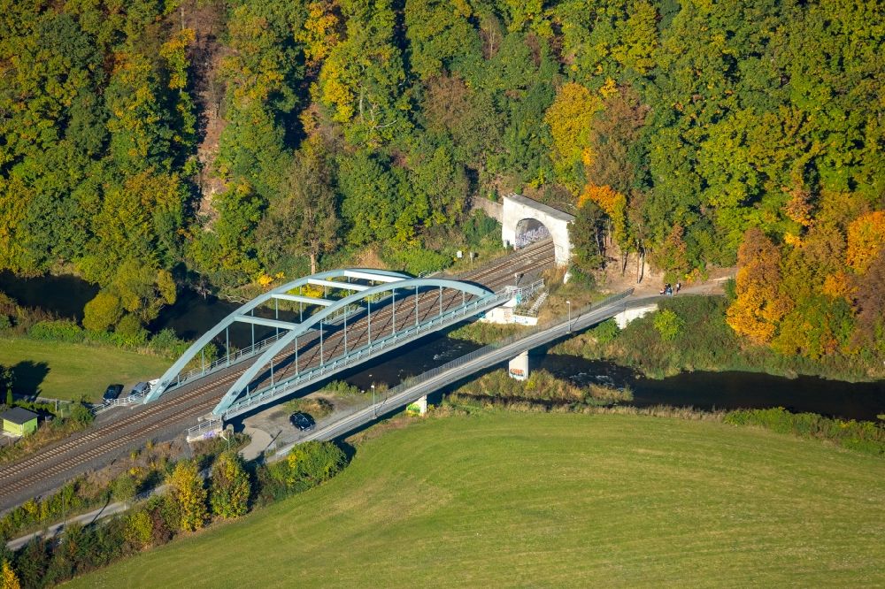 Luftbild Meschede - Brückenbauwerk Ruhrbrücke über die Ruhr mit Eisenbahntunnel in Meschede im Bundesland Nordrhein-Westfalen