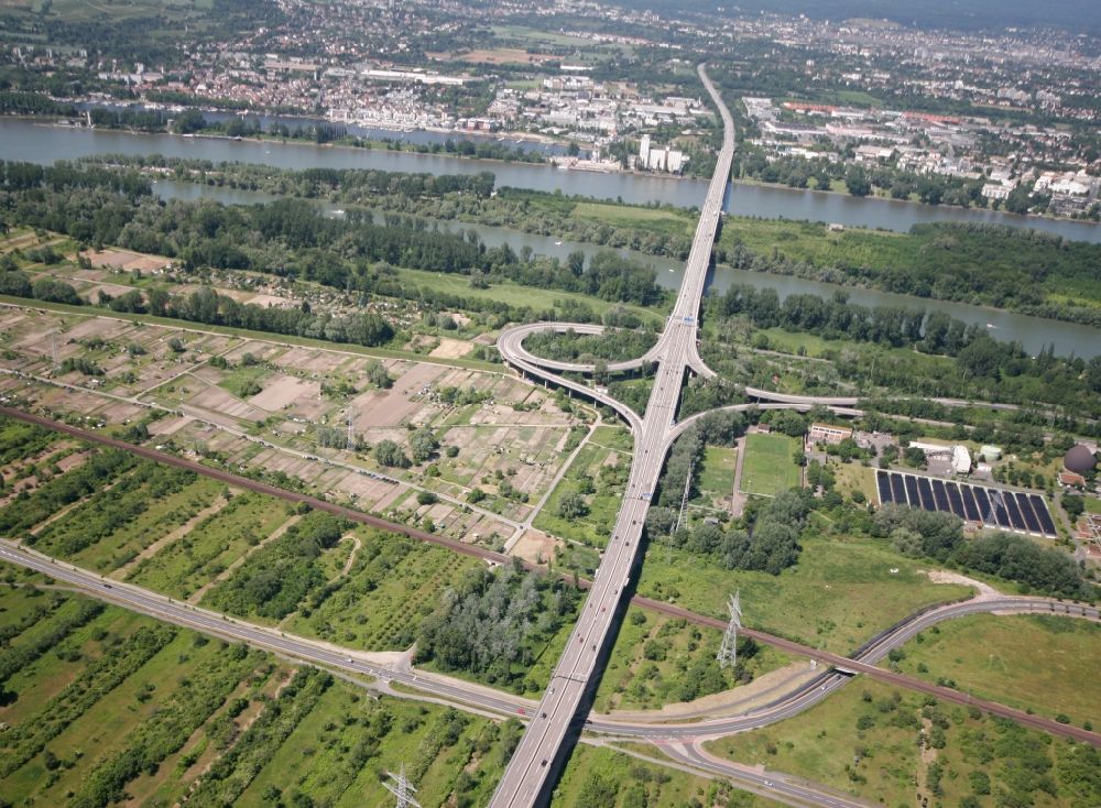 Mainz Mombach aus der Vogelperspektive: Brückenbauwerk Schiersteiner Brücke an der Autobahn BAB 643 bei Mainz Mombach im Bundesland Rheinland-Pfalz