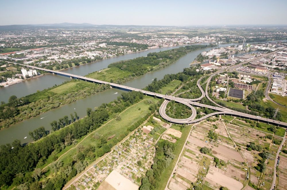 Luftaufnahme Mainz Mombach - Brückenbauwerk Schiersteiner Brücke an der Autobahn BAB 643 bei Mainz Mombach im Bundesland Rheinland-Pfalz