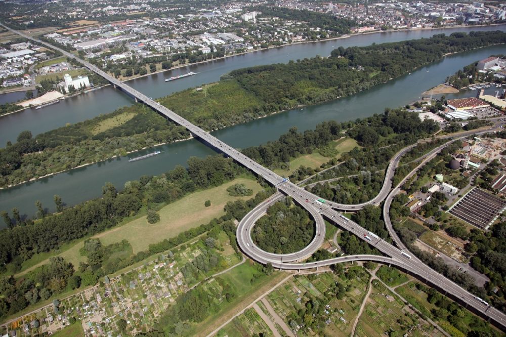 Luftaufnahme Mainz Mombach - Brückenbauwerk Schiersteiner Brücke an der Autobahn BAB 643 bei Mainz Mombach im Bundesland Rheinland-Pfalz