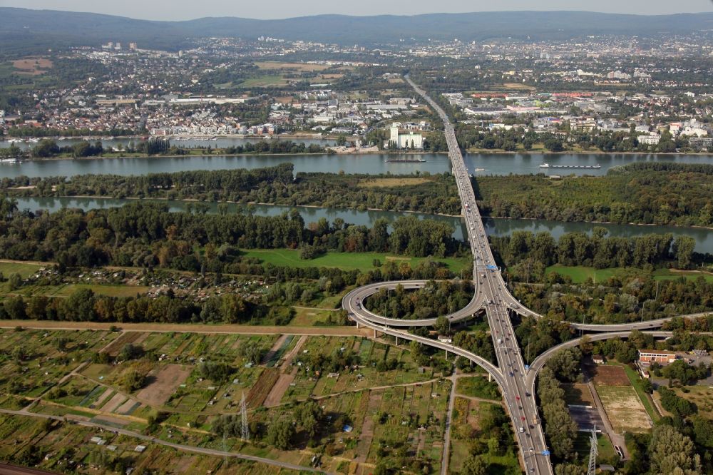 Mainz Mombach aus der Vogelperspektive: Brückenbauwerk Schiersteiner Brücke an der Autobahn BAB 643 bei Mainz Mombach im Bundesland Rheinland-Pfalz