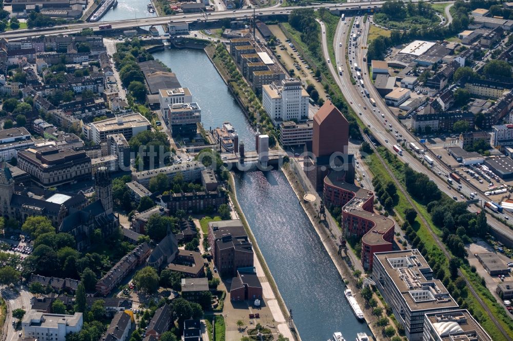 Duisburg aus der Vogelperspektive: Brückenbauwerk Schwanentorbrücke über den Innenhafen-Kanal mit in Duisburg im Bundesland Nordrhein-Westfalen