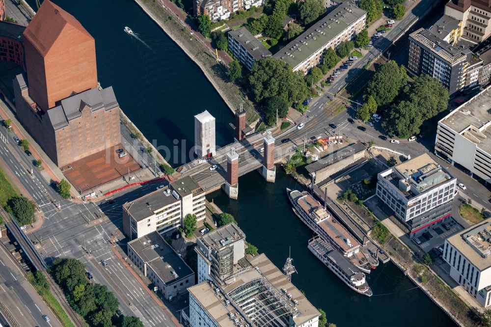 Duisburg aus der Vogelperspektive: Brückenbauwerk Schwanentorbrücke über den Innenhafen-Kanal mit in Duisburg im Bundesland Nordrhein-Westfalen