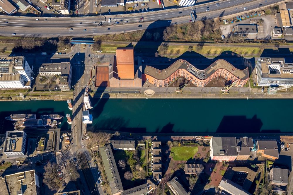 Luftaufnahme Duisburg - Brückenbauwerk Schwanentorbrücke über den Innenhafen-Kanal mit in Duisburg im Bundesland Nordrhein-Westfalen