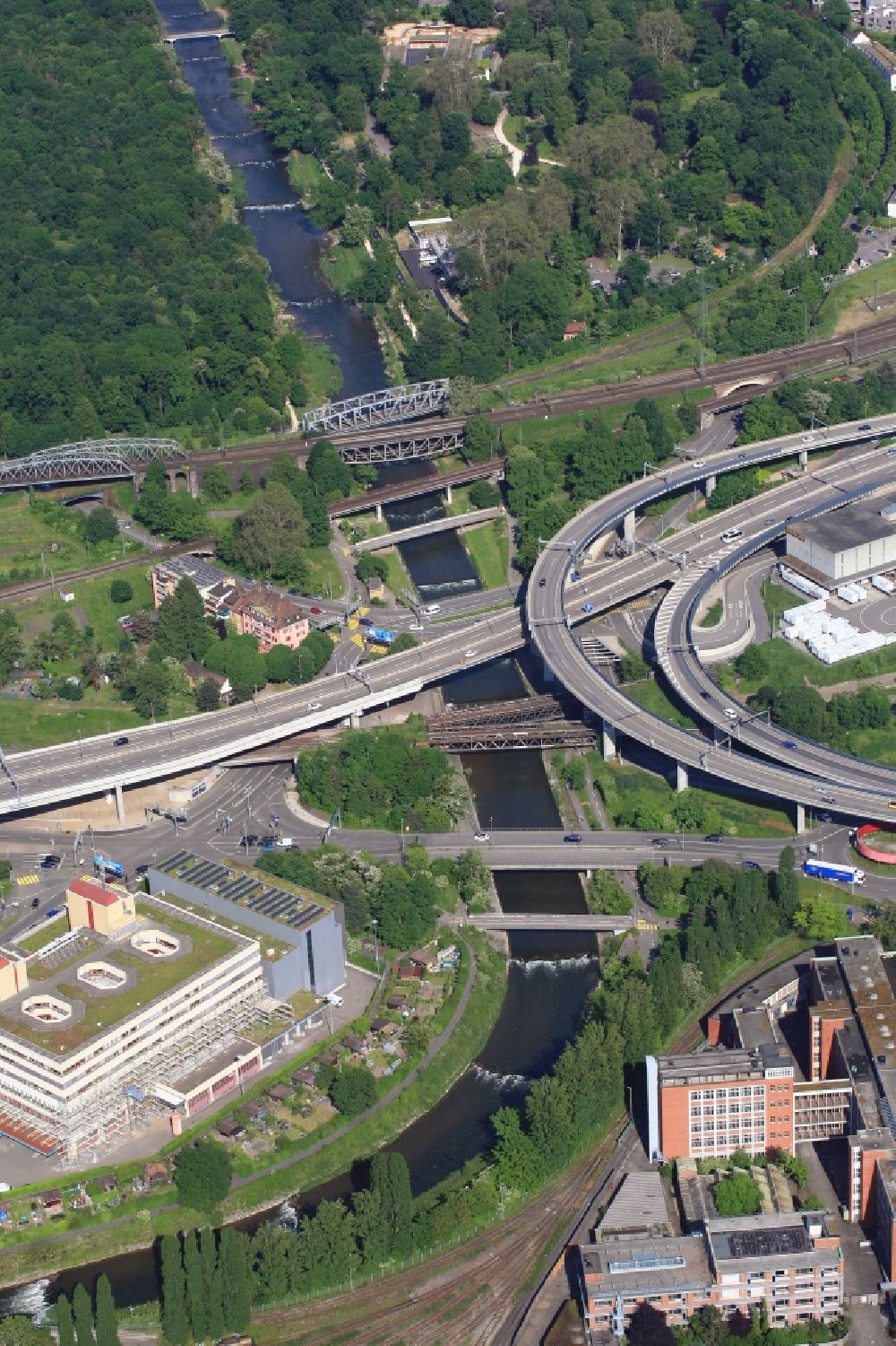 Luftbild Basel - Brückenbauwerke entlang der Wiese in Basel, Schweiz