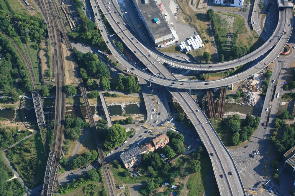 Luftaufnahme Basel - Brückenbauwerke entlang der Wiese in Basel, Schweiz