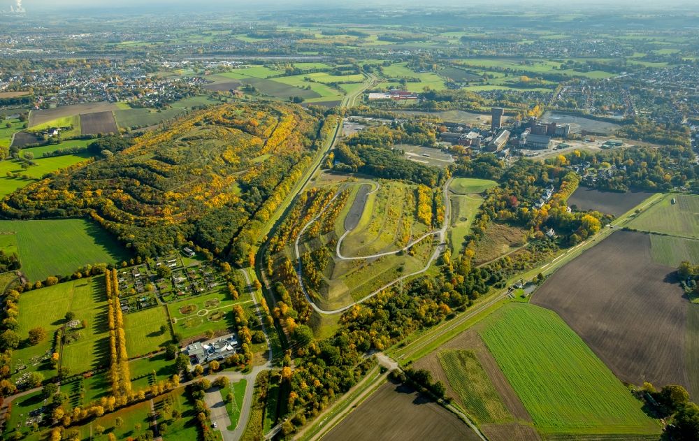 Hamm von oben - Brillenform der bewaldete Abraumhalde Kissinger Höhe in Hamm im Bundesland Nordrhein-Westfalen