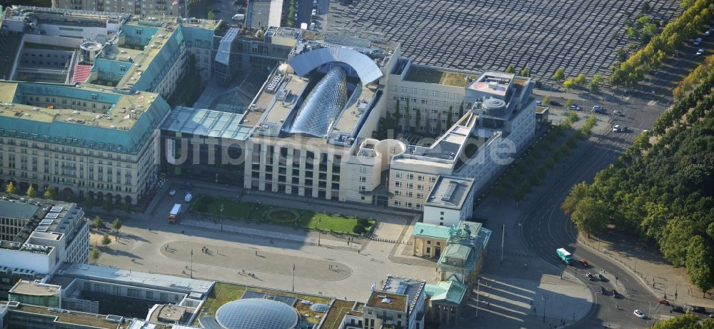 Berlin Mitte von oben - Britische und US-Botschaft, Akademie der Künste, Hotel Adlon am Pariser Platz in Berlin-Mitte