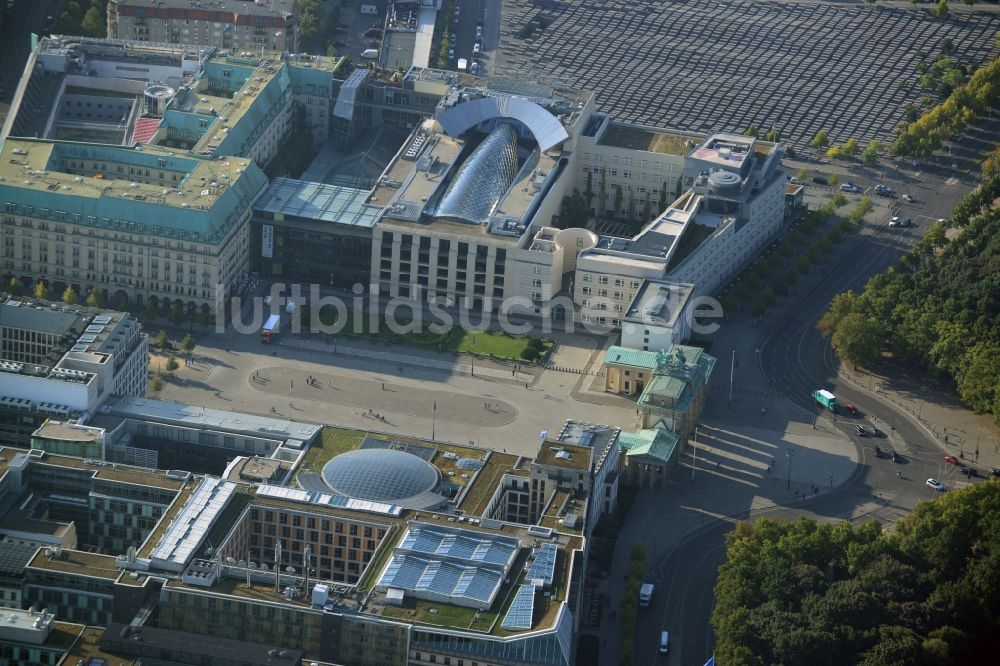 Berlin Mitte aus der Vogelperspektive: Britische und US-Botschaft, Akademie der Künste, Hotel Adlon am Pariser Platz in Berlin-Mitte