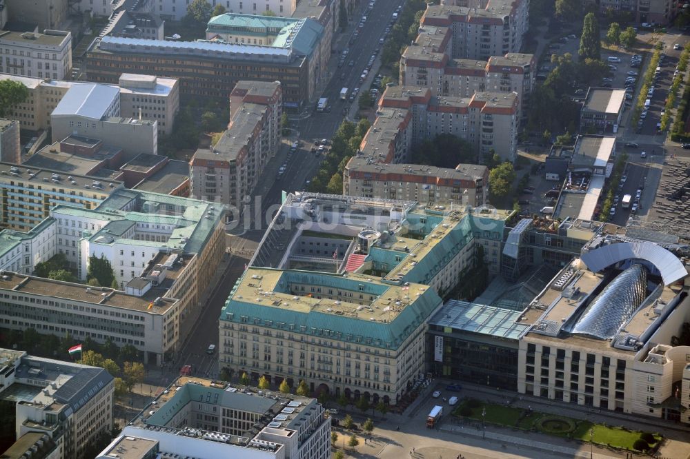 Luftaufnahme Berlin Mitte - Britische und US-Botschaft, Akademie der Künste, Hotel Adlon am Pariser Platz in Berlin-Mitte