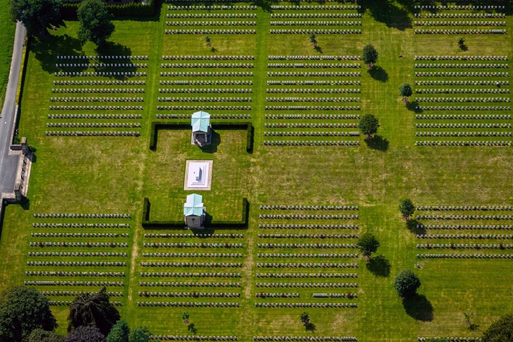 Kamp-Lintfort aus der Vogelperspektive: Britischer Soldatenfriedhof Kamp-Lintfort im Bundesland Nordrhein-Westfalen