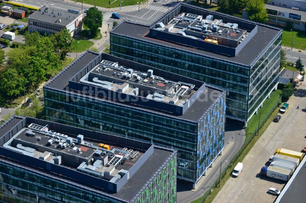 Luftaufnahme Warschau Mokotow - Büro- und Geschäfthaus- Gebäudekomplex Park Postepu im Stadtteil Mokotow in Warschau in Polen