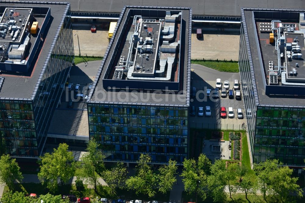 Luftaufnahme Warschau Mokotow - Büro- und Geschäfthaus- Gebäudekomplex Park Postepu im Stadtteil Mokotow in Warschau in Polen