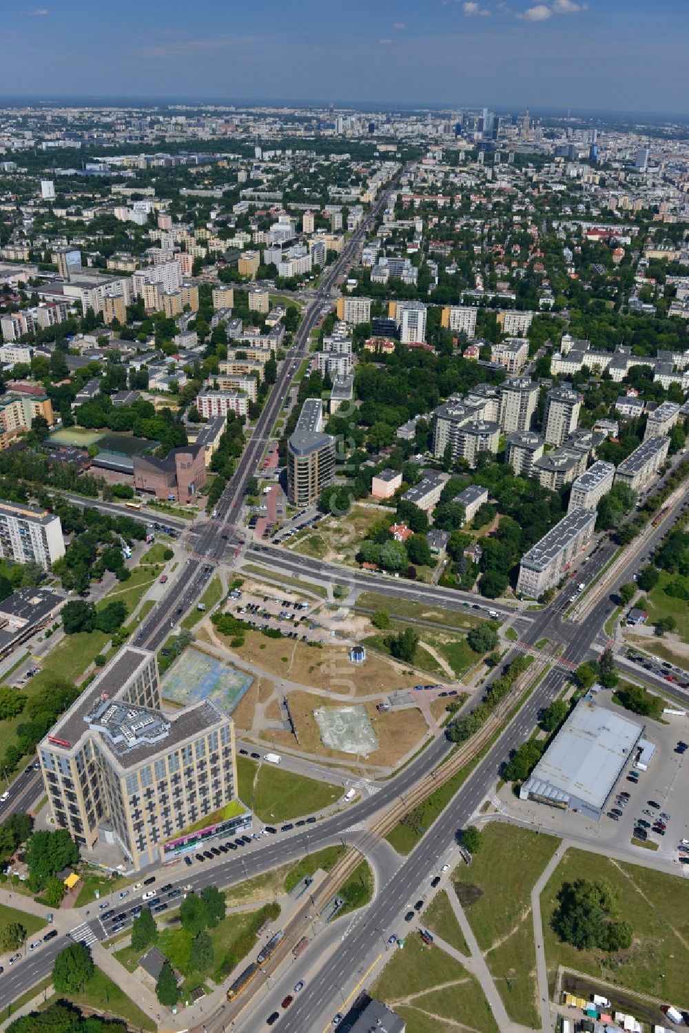 Luftaufnahme Warschau Mokotow - Büro- und Geschäfthaus- Gebäudekomplex IO-1 im Stadtteil Mokotow in Warschau in Polen