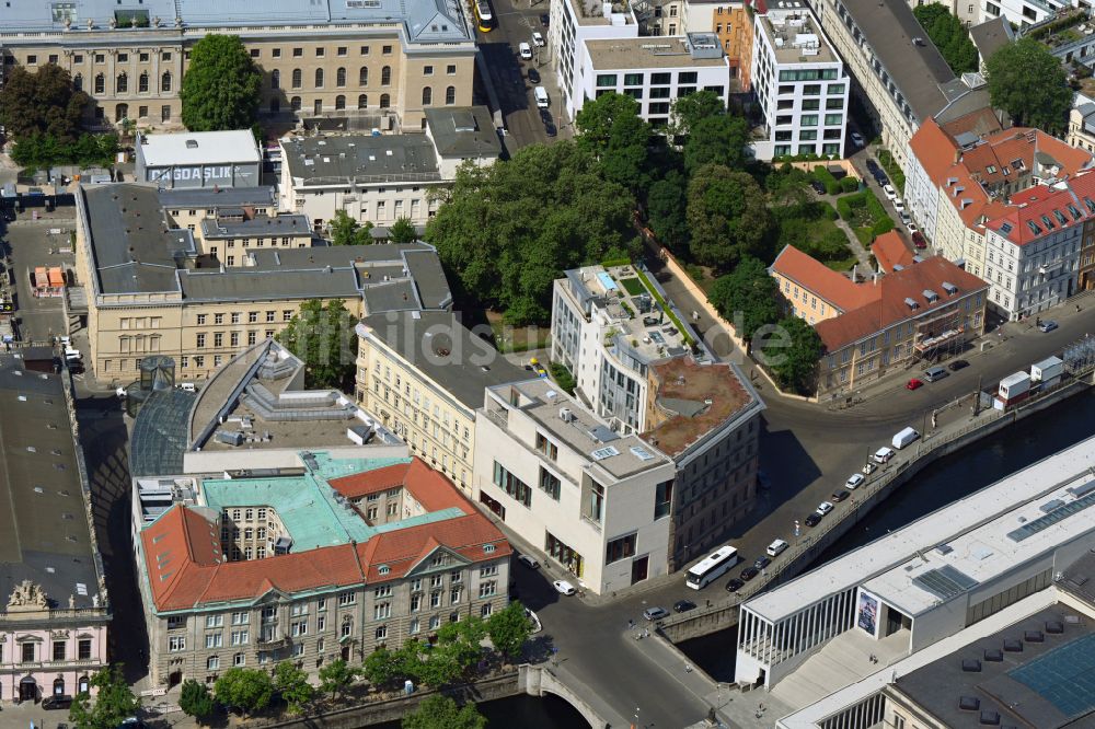 Luftaufnahme Berlin - Büro- und Geschäfthaus des Haus Bastian – Zentrum für kulturelle Bildung in Berlin, Deutschland