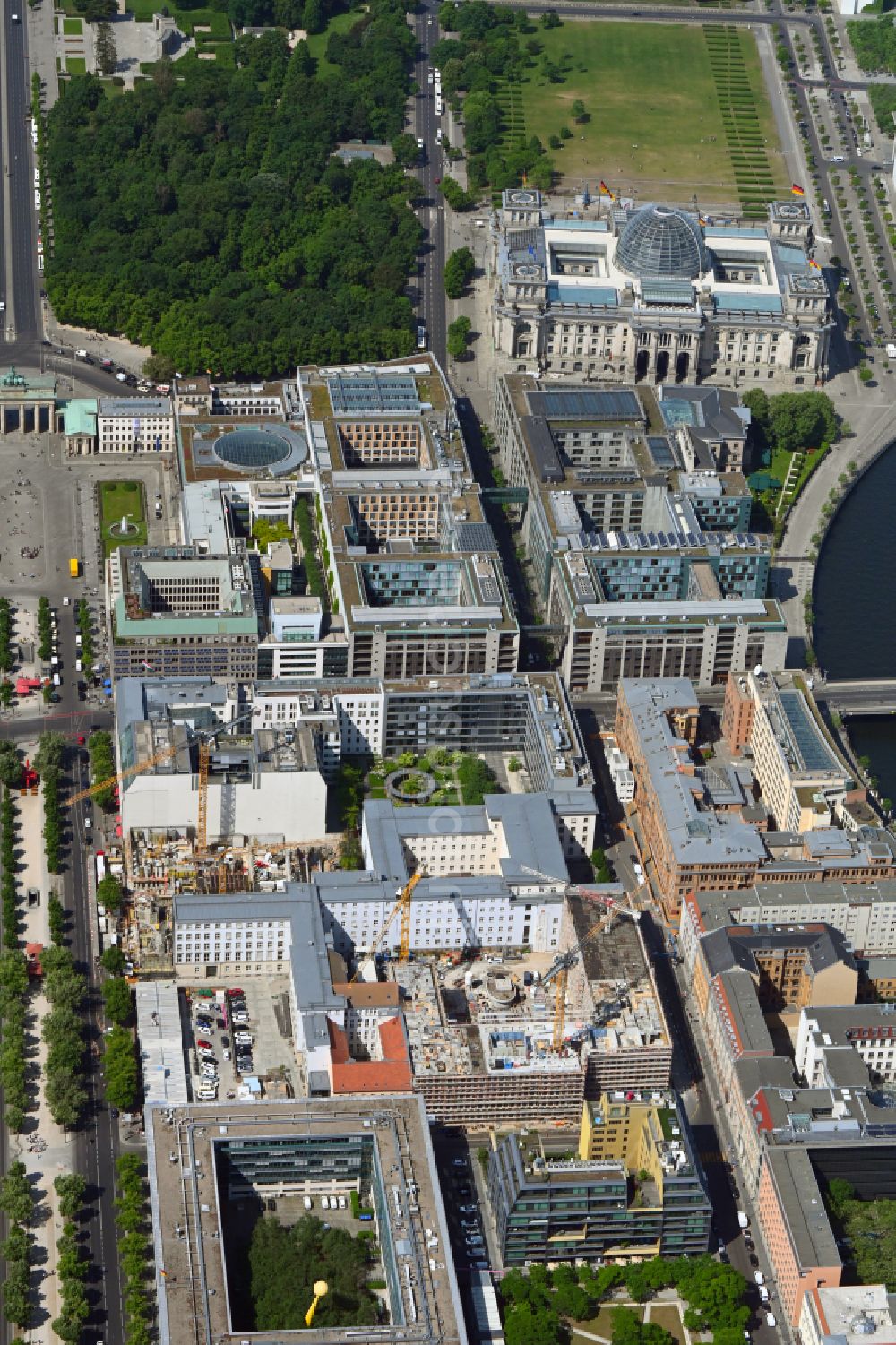 Berlin von oben - Büro- und Geschäftsbauten an der Straße Unter den Linden und der Dorotheenstraße in Berlin, Deutschland