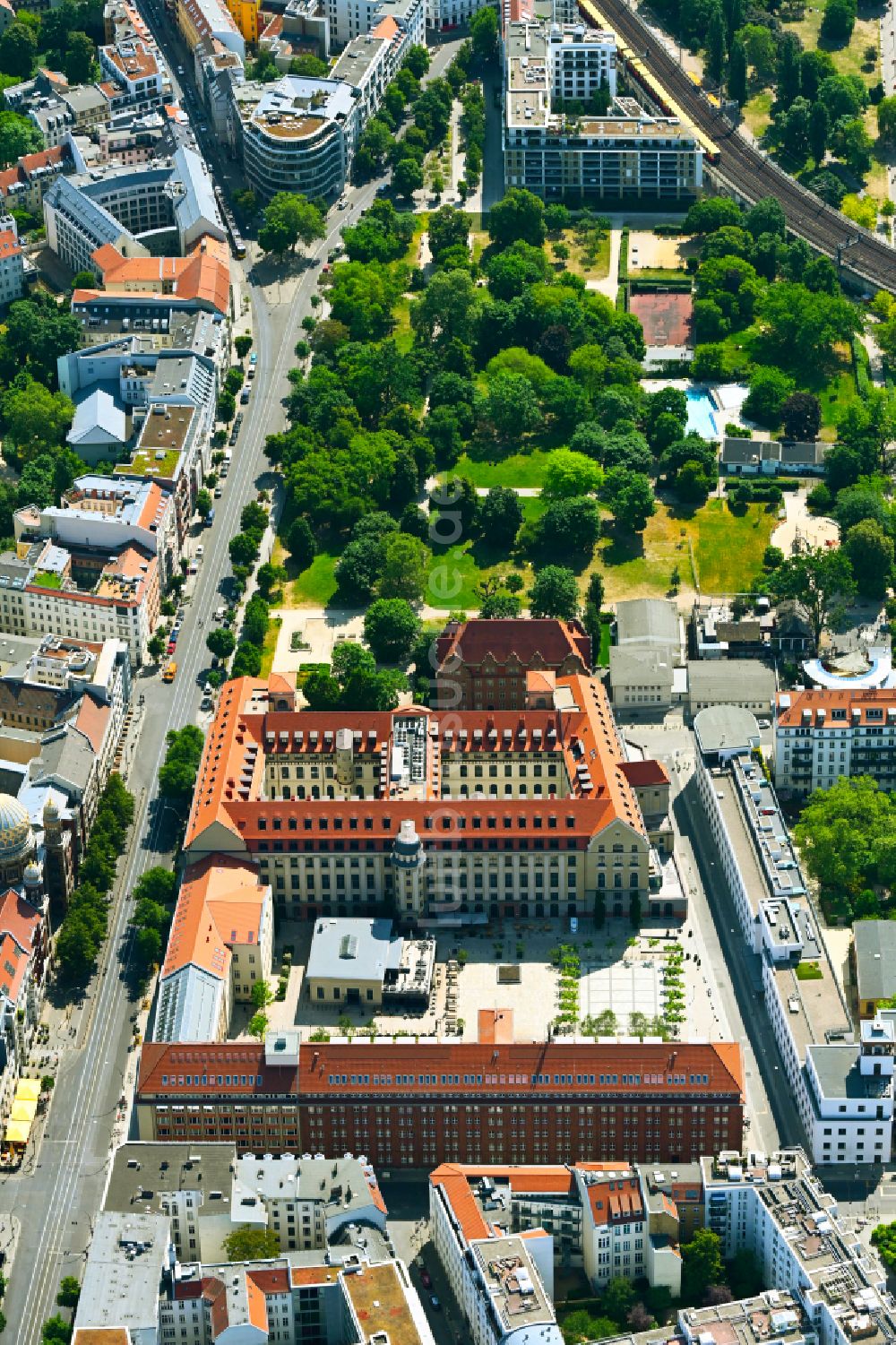 Berlin von oben - Büro- und Geschäftsgebäude FORUM an der MUSEUMSINSEL in Berlin, Deutschland
