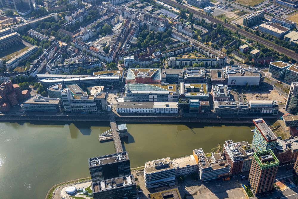 Luftbild Düsseldorf - Büro- und Geschäftshaus- Ensemble am Handelshafen in Düsseldorf im Bundesland Nordrhein-Westfalen, Deutschland