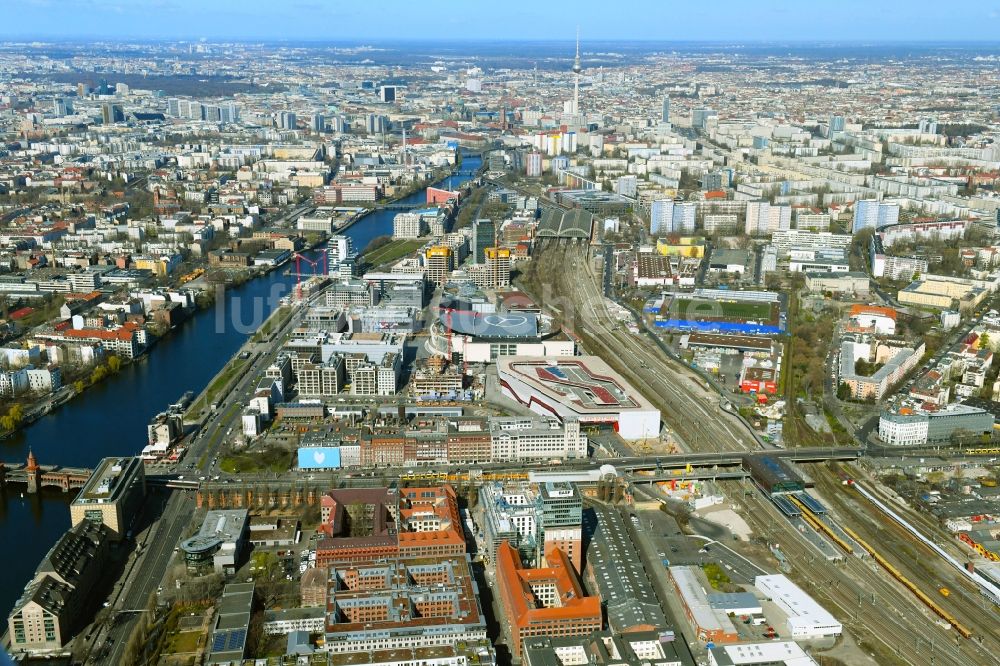 Berlin von oben - Büro- und Geschäftshaus- Ensemble Oberbaum City im Ortsteil Friedrichshain in Berlin