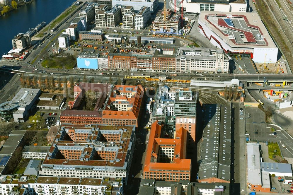 Luftaufnahme Berlin - Büro- und Geschäftshaus- Ensemble Oberbaum City im Ortsteil Friedrichshain in Berlin