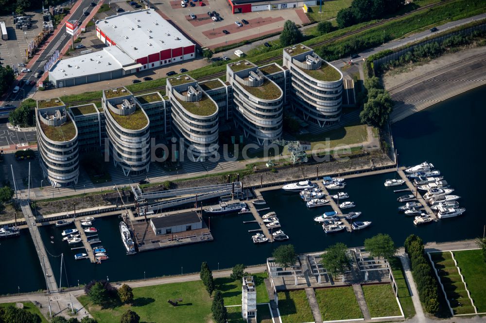 Duisburg von oben - Büro- und Geschäftshaus- Ensemble an der Schifferstraße mit Yachthafen in Duisburg im Bundesland Nordrhein-Westfalen, Deutschland