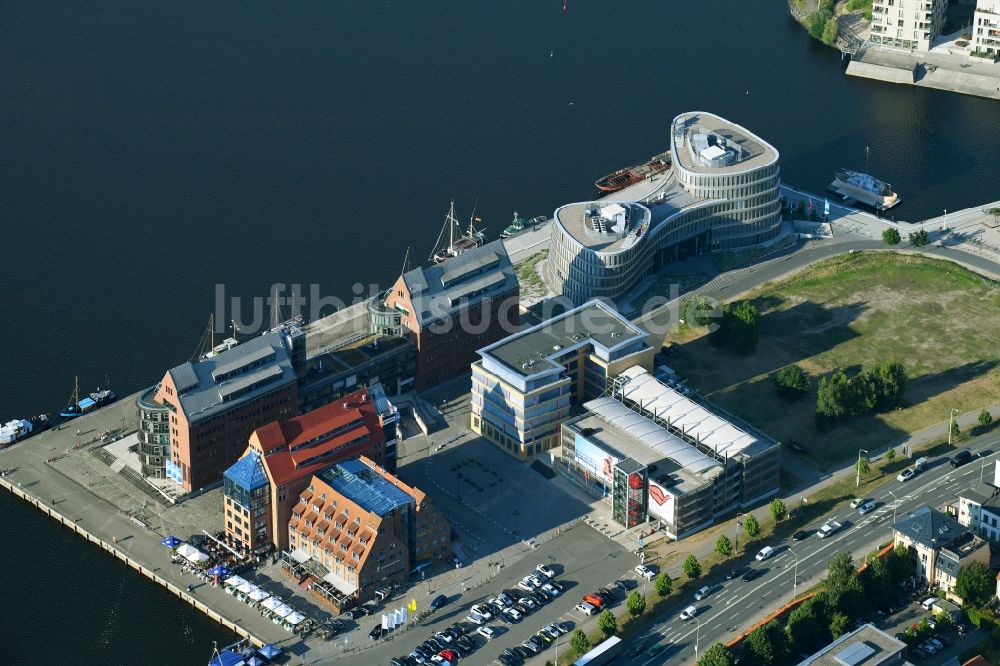 Rostock von oben - Büro- und Geschäftshaus- Ensemble Am Strande in Rostock im Bundesland Mecklenburg-Vorpommern, Deutschland