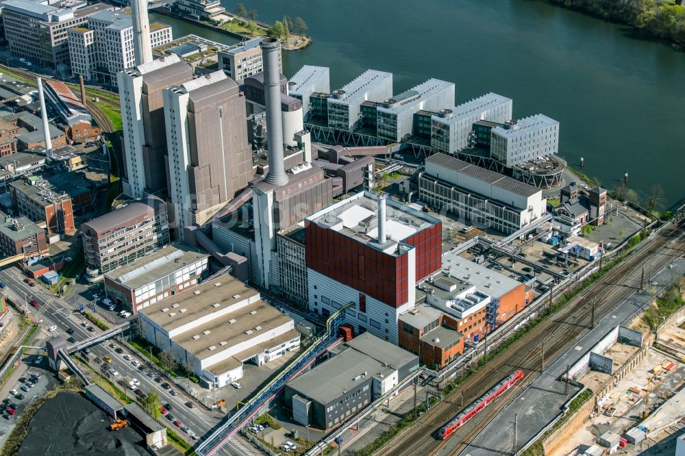 Frankfurt am Main von oben - Büro- und Geschäftshaus- Ensemble Westhafen Pier in Frankfurt am Main im Bundesland Hessen, Deutschland