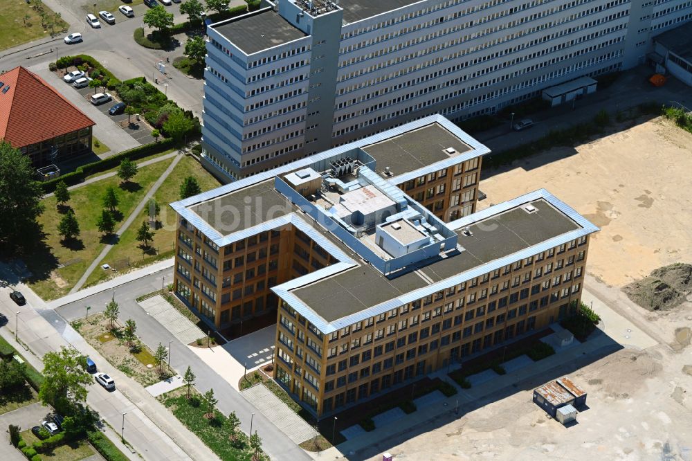 Luftbild Berlin - Büro- und Geschäftshauses an der Beilsteiner Straße im Ortsteil Marzahn in Berlin, Deutschland