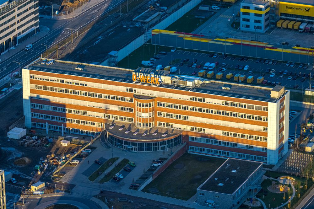 Luftaufnahme Bochum - Büro- und Geschäftshauses O-Werk und Neubau der Straßenführung in Bochum im Bundesland Nordrhein-Westfalen, Deutschland