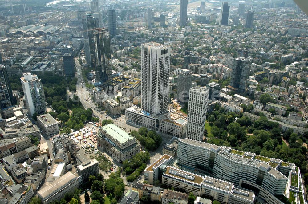 Frankfurt aus der Vogelperspektive: Büro- und Geschäftshochhaus Opern Turm in Frankfurt am Main